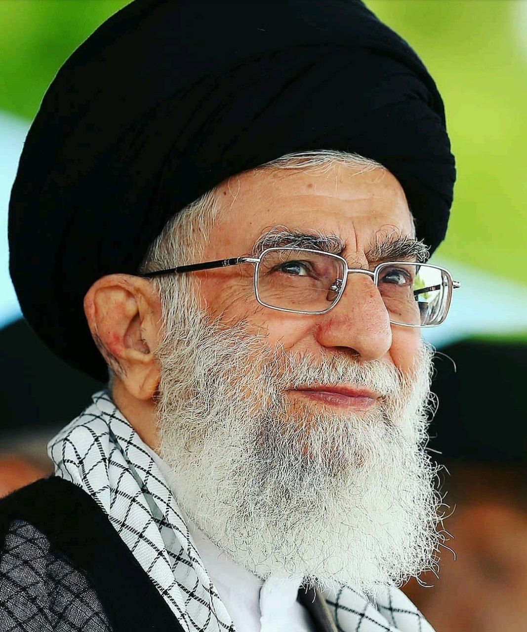 يقف الخامنئي على أرض اليقين ..